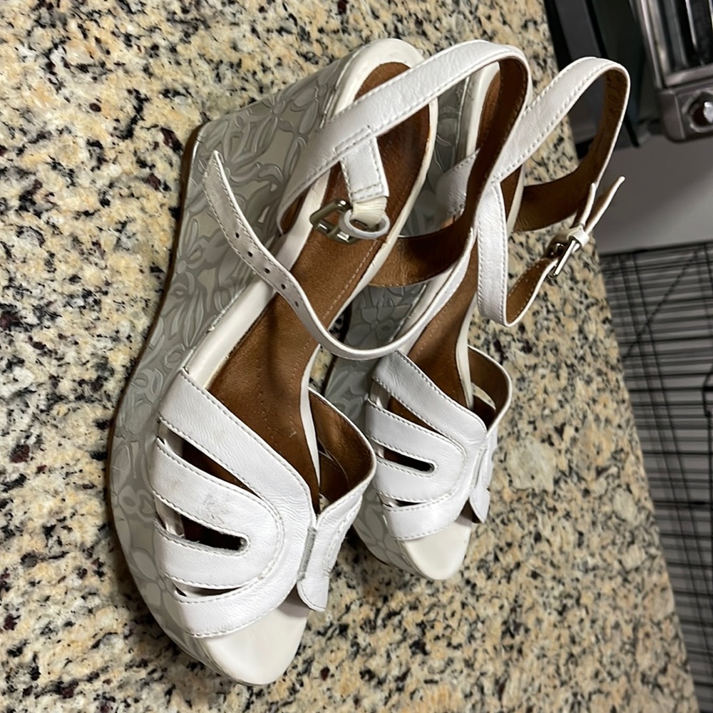 White Wedges